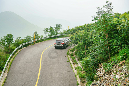 汽车 大气上路上的行驶的车背景