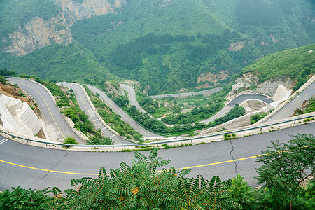 山坡上的公路图片