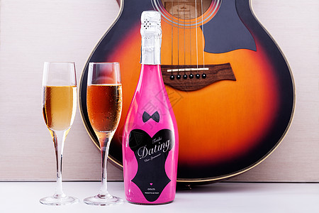 美酒和吉他粉色葡萄酒高清图片