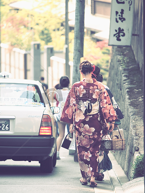 日本穿和服的女性背影图片
