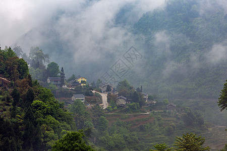 云雾缭绕的山间民居图片