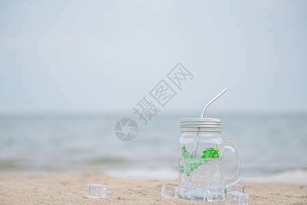 清爽夏日沙滩冰饮料图片