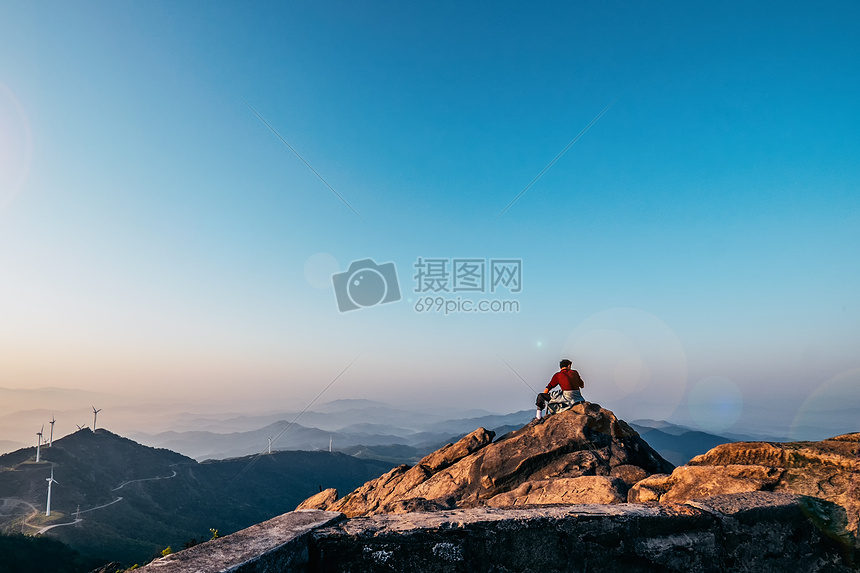 山顶一览众山小图片