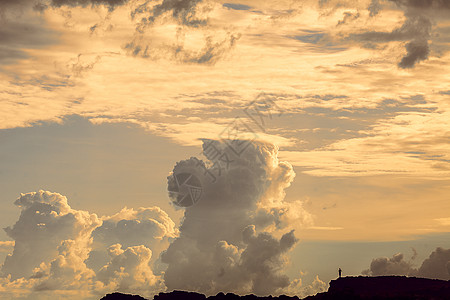 孤独的夕阳云朵风景风光高清图片