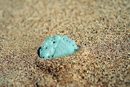 沙子里的一块玉图片