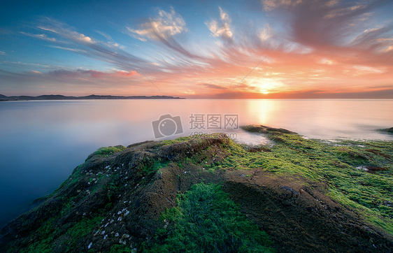 大海绿苔火烧云图片