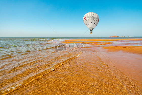 海浪沙滩热气球图片