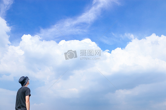 抬头望着蓝天白云的人