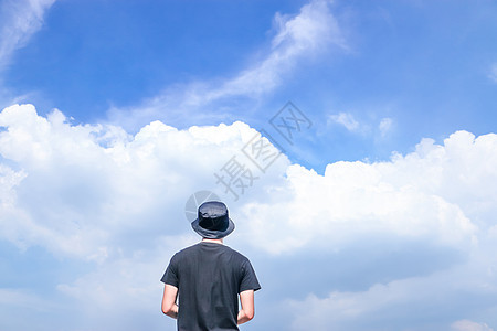 抬头望着蓝天白云的人图片