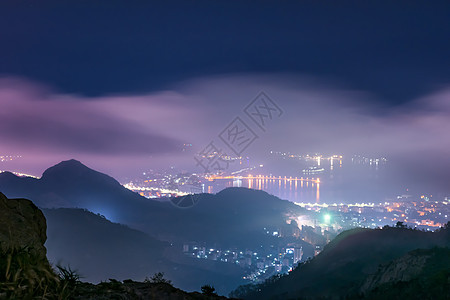 平流雾中的城市图片