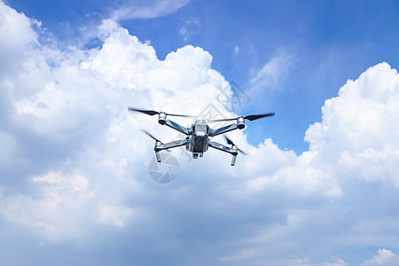 无人机编队飞在空中的大疆航拍飞行器御背景