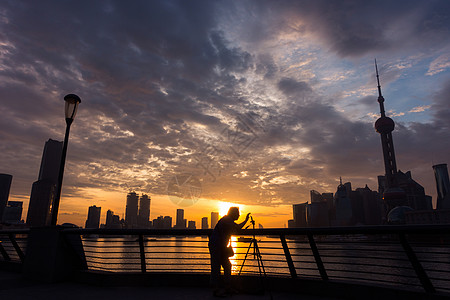 日出的上海各样的人们在外滩活动图片