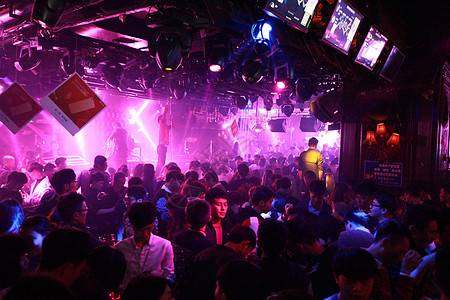 很嗨的酒吧夜场聚会与DJ背景图片