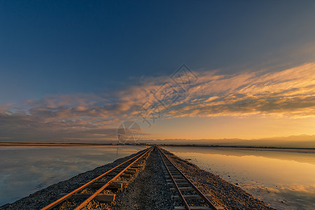 阳光云层千与千寻中的铁路场景背景