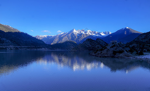 雪山湖泊图片