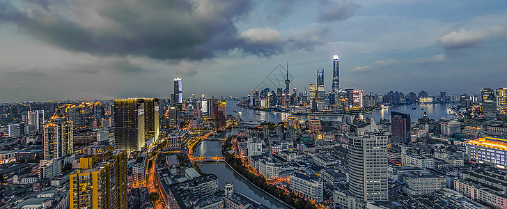 中国年轻人上海外滩城市夜景背景