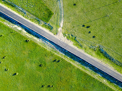 航拍车航拍草原上的公路背景