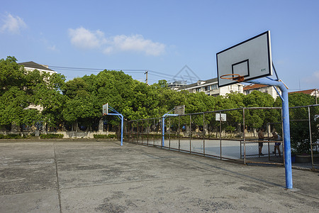 学校篮球场图片