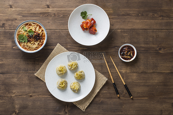 餐桌上的美食图片