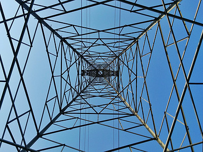 蓝天下的电线塔背景图片