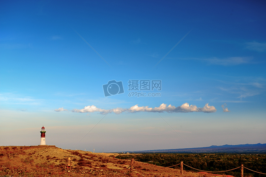 新疆五彩滩的灯塔与白云图片