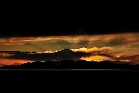 西藏风景西藏纳木错日落的火烧云背景