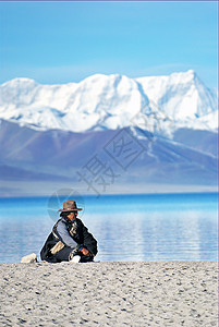 西藏纳木错雪山脚下的藏民图片