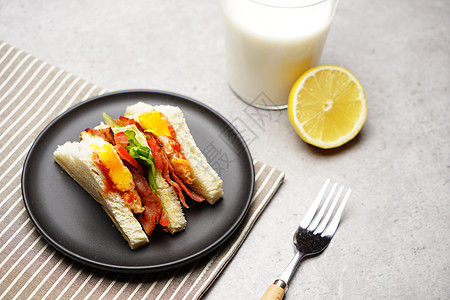 叉子和勺子水果与三明治美食组合背景