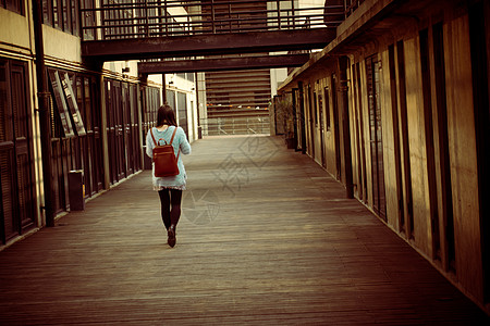 一个人看电影图片