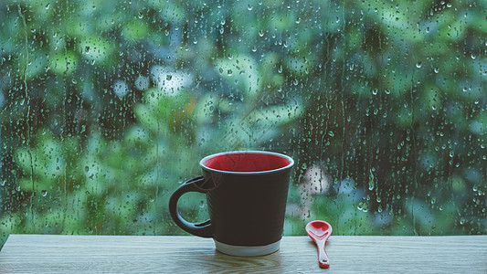 雨天情侣雨天水珠玻璃咖啡杯背景