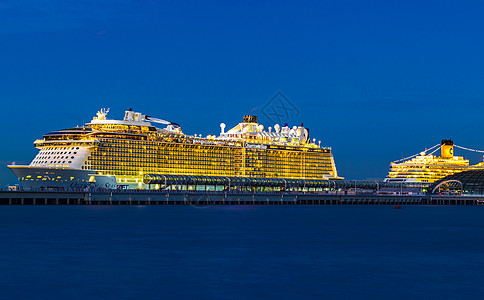 游轮旅游海上的豪华游轮夜景背景