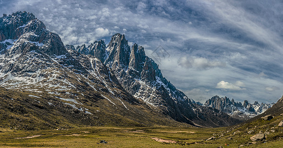 高山云雪山草原背景