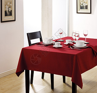 餐桌上的红酒餐具图片