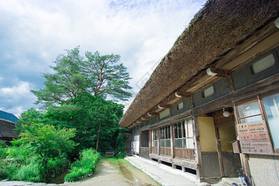 日本白川乡纠结的夏日图片