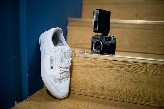 运动鞋与相机图片