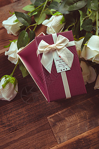 白玫瑰与礼盒图片