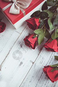 PPT背景白色礼物和玫瑰背景