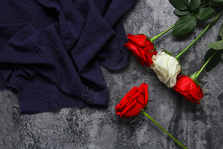 七夕情人节红玫瑰白玫瑰暗黑系静物素材图片