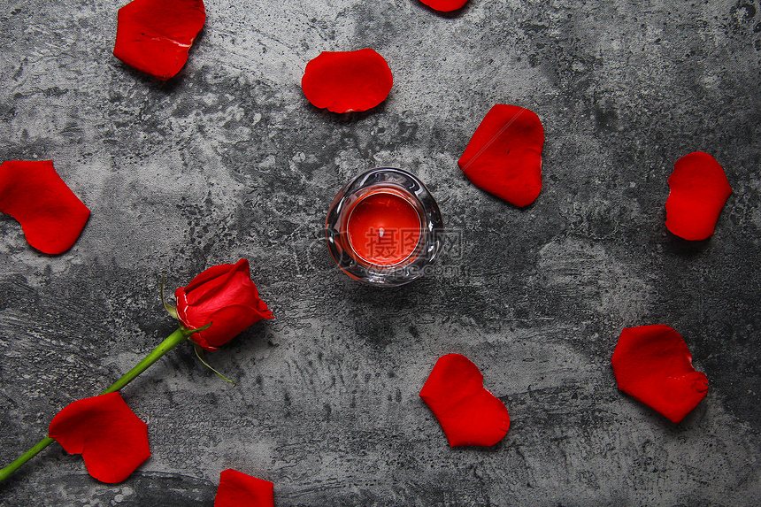 七夕情人节红玫瑰花瓣暗黑系静物背景素材图片