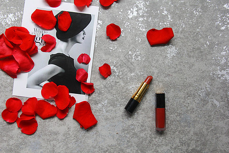 红玫瑰花瓣时尚口红静物背景素材图片
