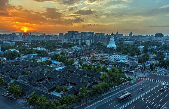 白塔和城市图片