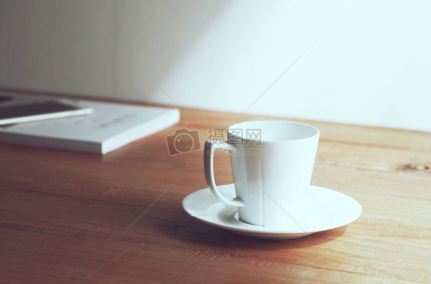 桌上的咖啡杯和杂志图片