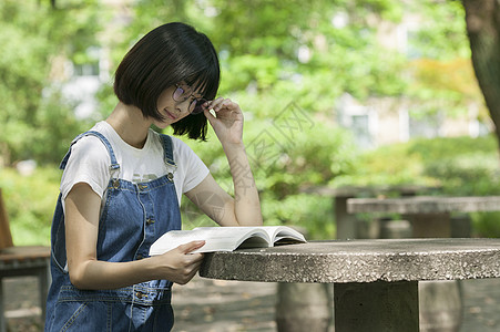 认真学习的女孩学校绿荫学生认真学习知识背景