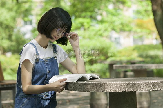 学校绿荫学生认真学习知识图片