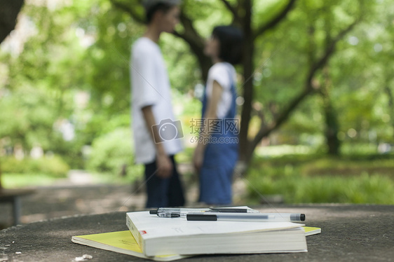 学校学生在绿荫下恋爱还有书本图片