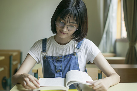 学校教室里女学生认真学习上课图片