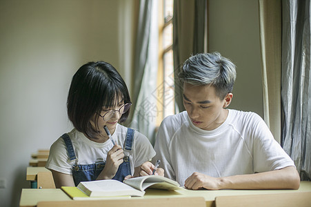 学校教室里学生们在认真学习上课图片