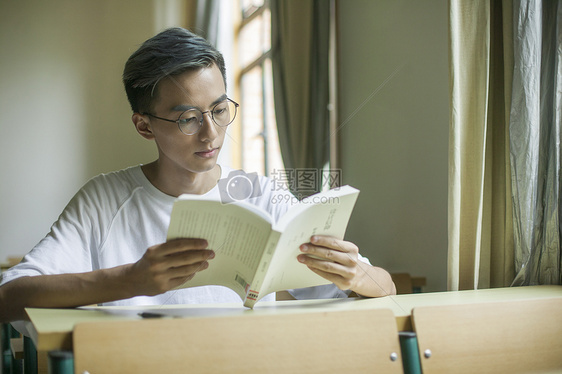 学校教室里男学生在认真学习上课图片