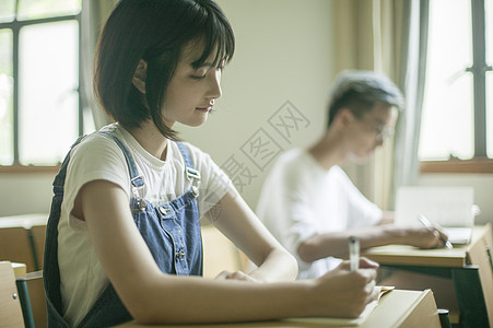 学校教室里学生们在认真学习上课图片