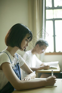 学校教室里学生们在认真学习上课图片